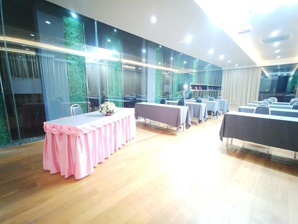 The Pat Hotel Pantai Jomtien Bagian luar foto